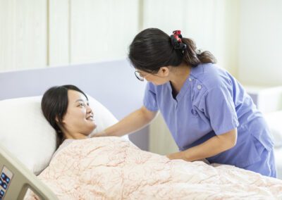 護理師床邊照護產後媽媽