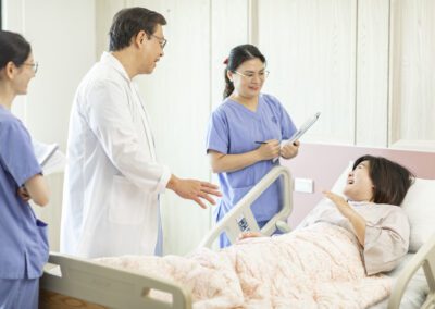醫師與護理師病房巡診